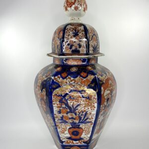 Japanese Imari vase and cover, c. 1890. Meiji Period.