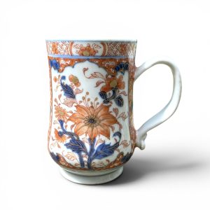 Chinese Imari porcelain mug, c. 1730. Qing dynasty.