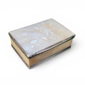 Chinese mother of pearl & silver snuff box, 18th Century.